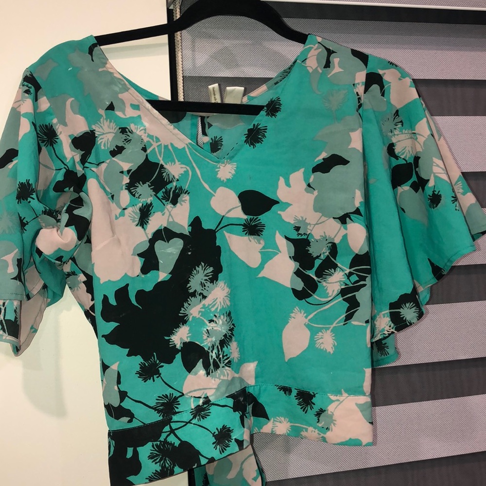 cute blouse!